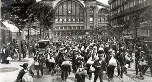 Belges et réfugiés des régions envahies arrivant à Paris à la Gare du Nord, 1914 - French Photographer